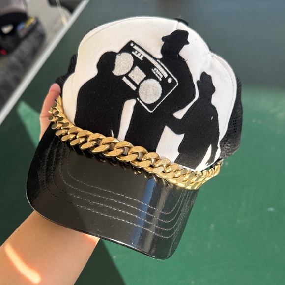 DSquared 2 and Gold Chain hat - Picture 2 of 4